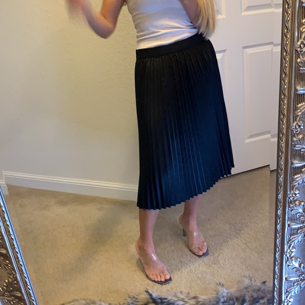 T TAHARI PHEOBE Black Satin Pleated Skirt size M - Picture 6 of 15